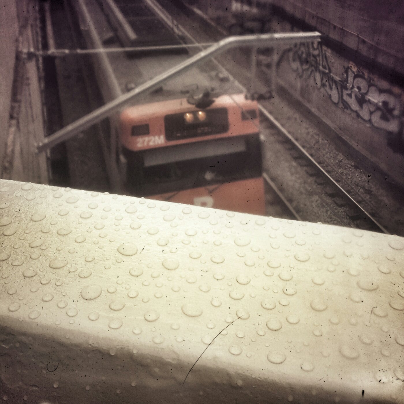  Eğilme banliyö köprüsünden, ıslatırsın dirsekleri... #tren #suburban #image